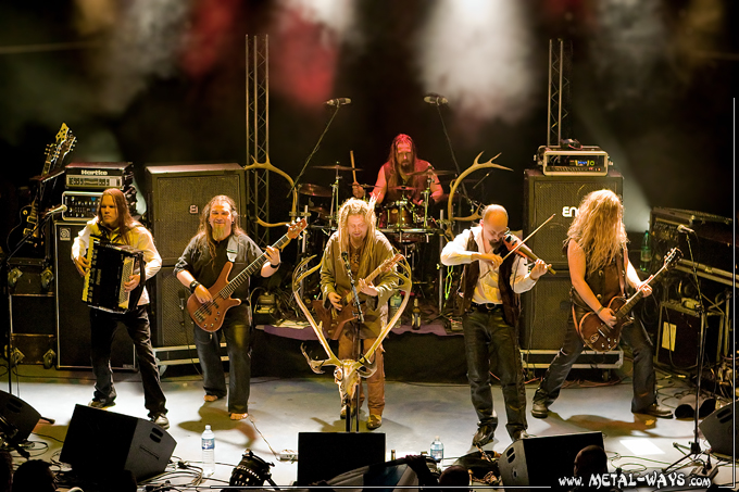 Korpiklaani @ Jas Rod (Juho Kauppinen, Jarkko Aaltonen, Jonne Jrvel, Matti "Matson" Johansson, Jaakko "Hittavainen" Lemmetty, Kalle "Cane" Savijrvi)